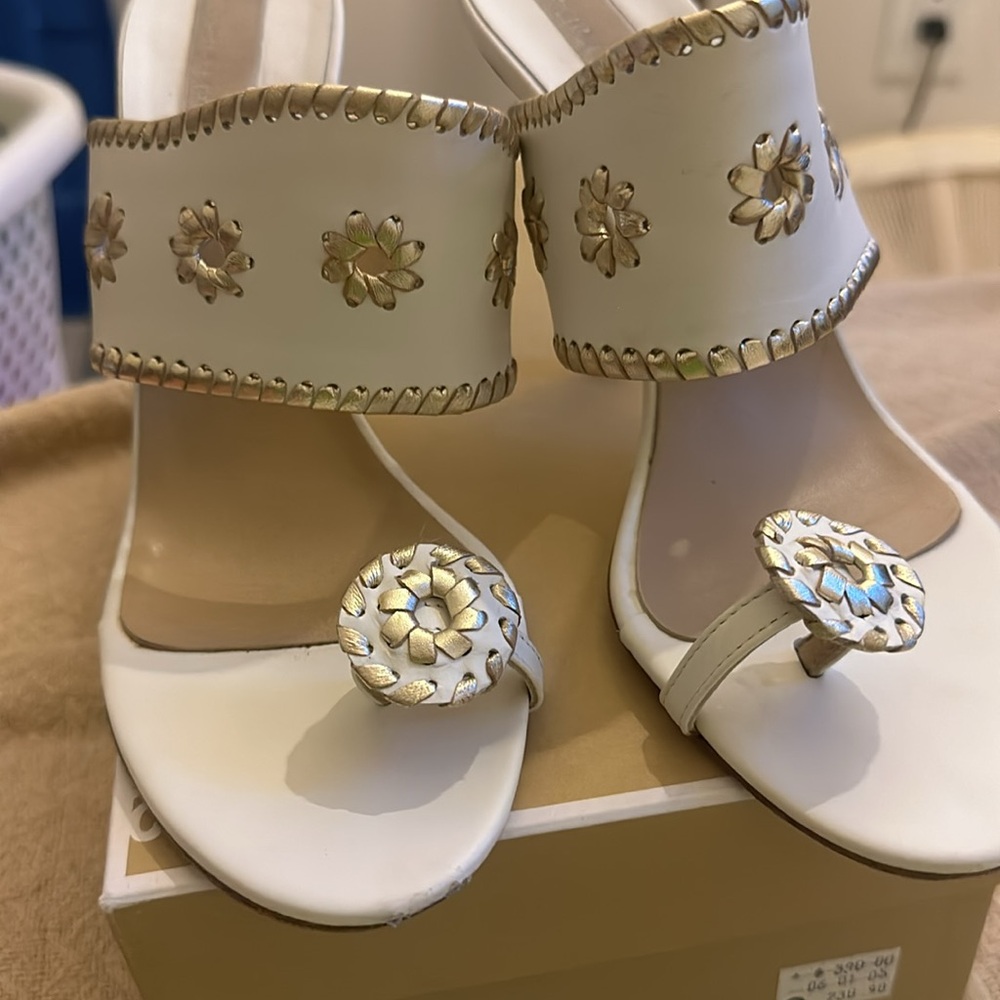 Michael Kors Summer Sandals in excellent condition w/ carry bag/ box size 7.5